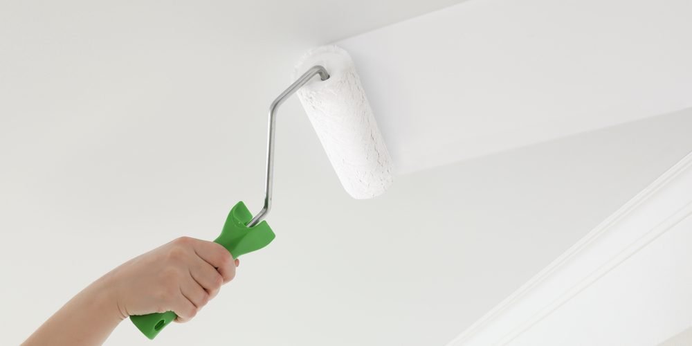 Het plafond schilderen