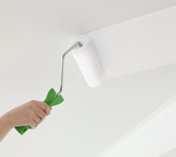 Het plafond schilderen