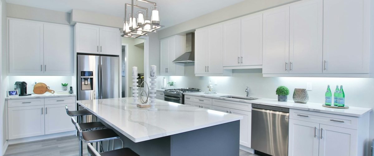 Keukenkastjes plaatsen in de keuken