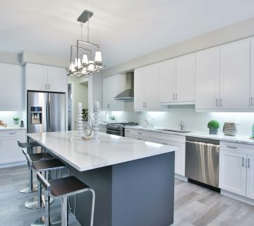 Keukenkastjes plaatsen in de keuken